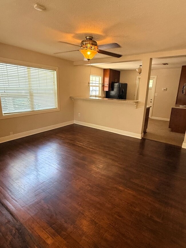 Building Photo - 2 BR/1BA | Bungalow with a bonus room  | Spacious backyard!