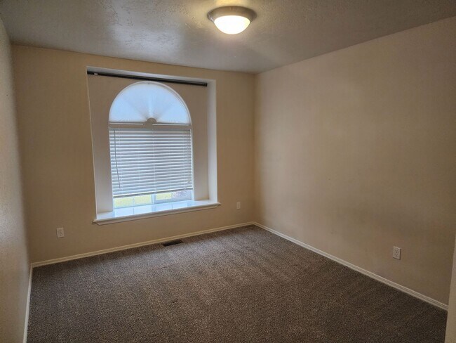 Building Photo - Charming single level 4 bedroom home in Crimson Point community. Spacious open floor plan, oversi...