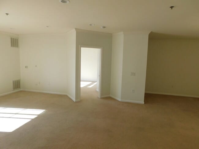 Building Photo - Recently Painted - 2 Bdrm Large Condo Edis...