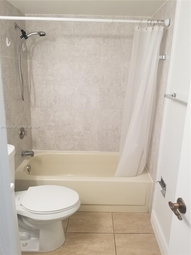 Building Photo - 9150 Fontainebleau Blvd