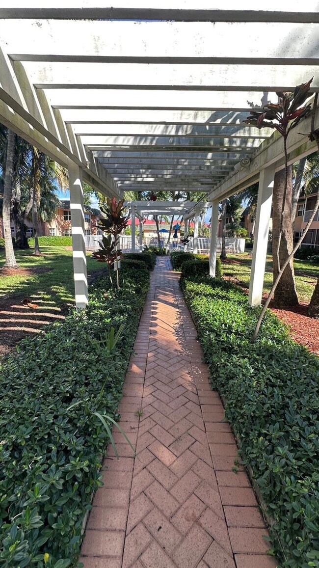 Building Photo - 760 SE 2nd Ave