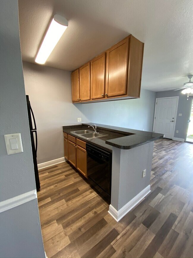 Building Photo - 1/1 in the Heart of Brandon with a lake view!