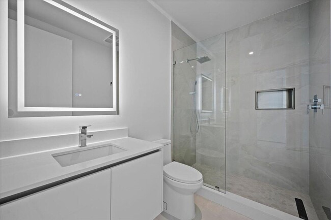 Building Photo - 220 Lake Shore Dr