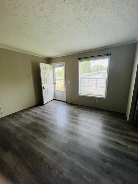 Building Photo - 9356 River Dr