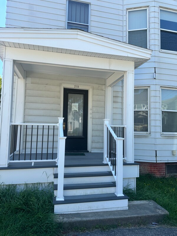 Building Photo - 213 Pine St