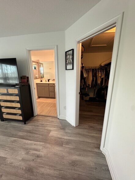 Building Photo - 1011 White Oak Ter