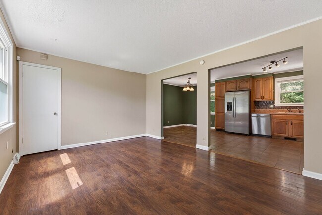 Building Photo - 3 Bedroom Pet Friendly Home For Rent Near Heritage Park!