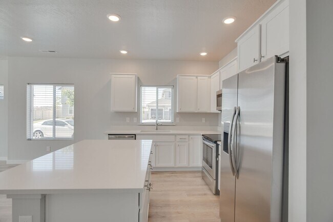 Building Photo - This gorgeous 3 bedroom, 2.5 bath townhome is 1440 square feet of HOME!