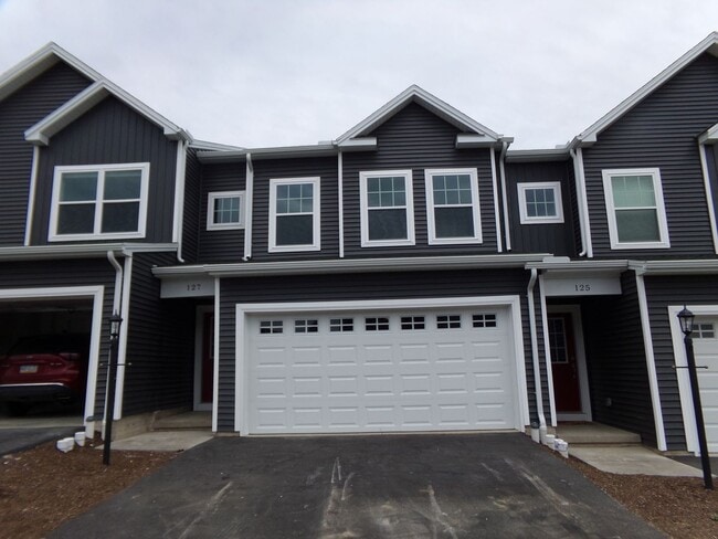 Building Photo - 3 bedroom, 2.5 Bathroom Townhouse in Gray's Pointe Neighborhood