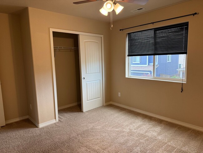 Building Photo - Everything you need! 3 bed/2.5 bath, 2-car garage