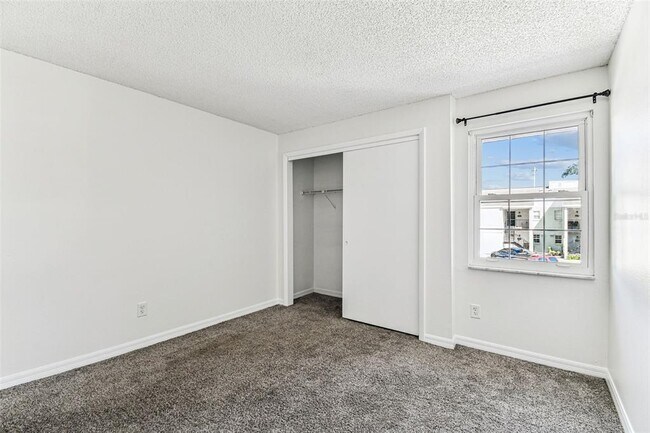 Building Photo - 3803 N Oak Dr