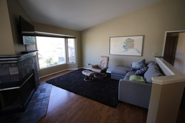 Building Photo - 2 Bed, 2 Bath Furnished or Unfurnished Condo in East Anchorage!