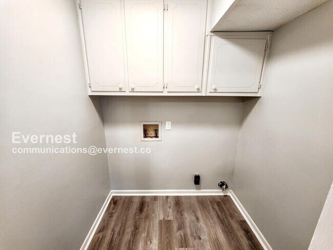 Building Photo - 512 Meadowbrook Dr