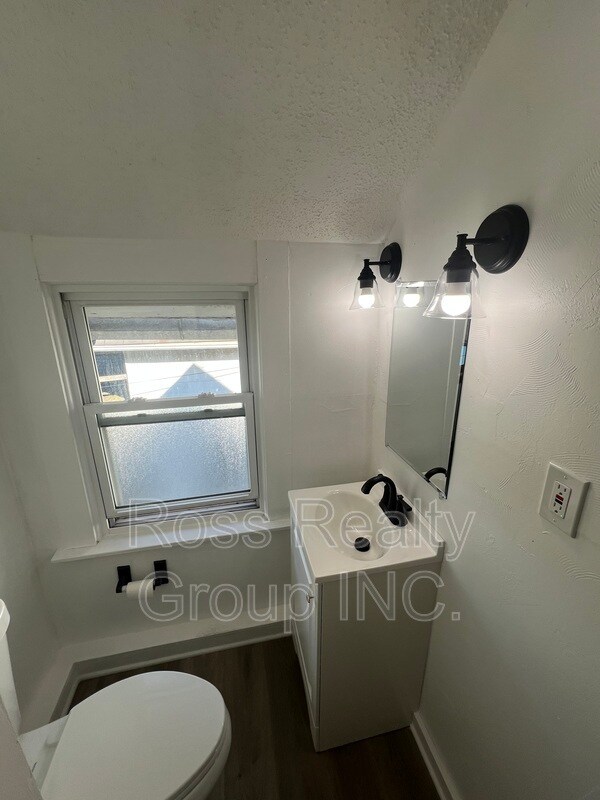 Building Photo - 1121 Delence St