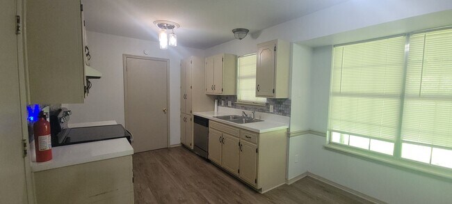 Building Photo - Beautiful 3 bedroom/2 bath with fireplace and huge covered back patio!