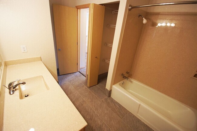 Building Photo - Pinto Suite