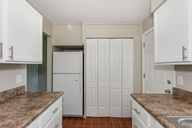 Building Photo - Affordable and Spacious 2 bedroom. Remodeled and conveniently located!