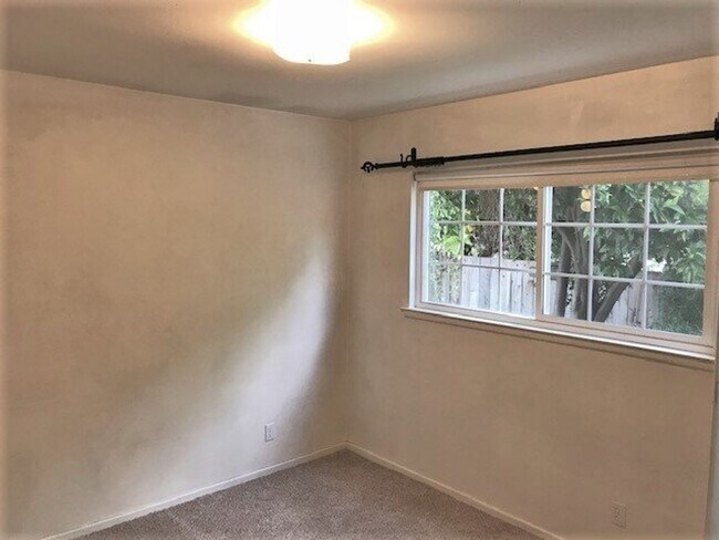 Building Photo - 541 Highland Dr