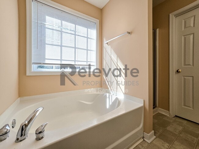 Building Photo - 805 Parkland Pl