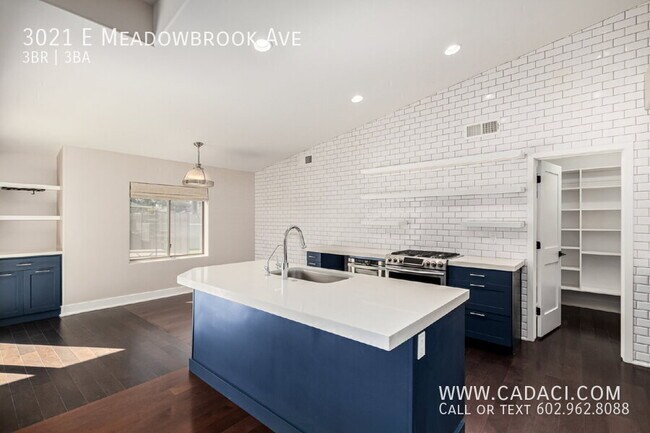 Building Photo - 3021 E Meadowbrook Ave
