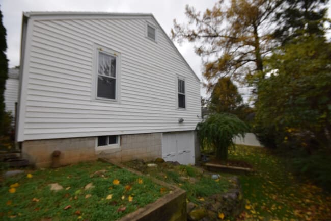 Building Photo - Professionals Only - 3 bedrooms 1 bath house