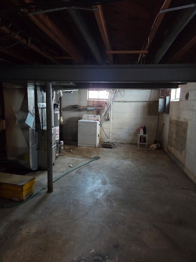 Building Photo - Large 4-Bedroom Single Family Home, Quiet Neighborhood. Available January 1st!