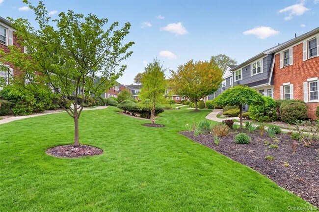 Building Photo - 31 Doxbury Ln