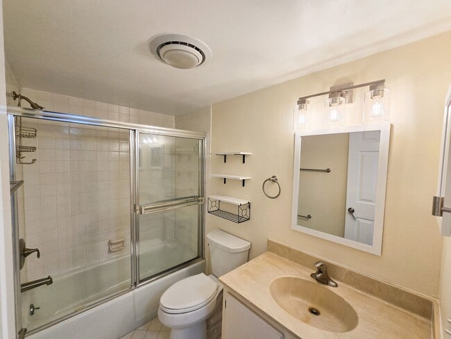 Building Photo - Penthouse in the Racquet Club annual rental!