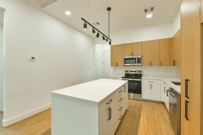 Building Photo - 164 Wallace St