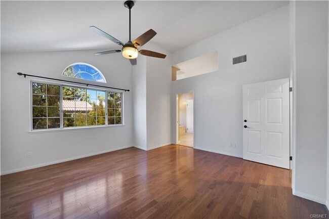 Building Photo - BEAUTIFUL LONE OAK HOME IN CALABASAS!