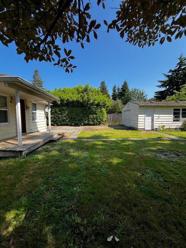 Building Photo - Fully Renovated 2 BD and 1 BA w/ detached ...