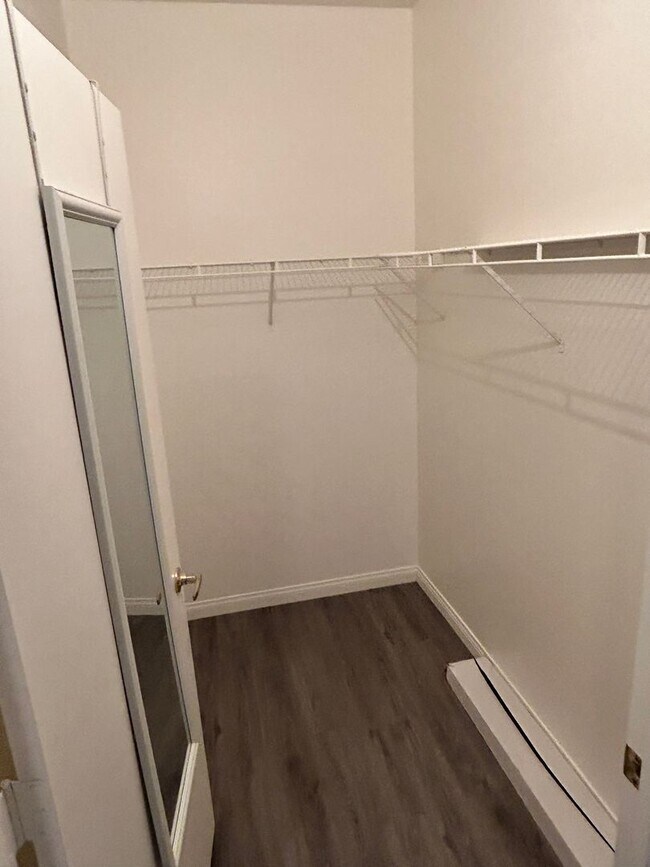Building Photo - Charming 1 bedroom Condo with full size Ga...
