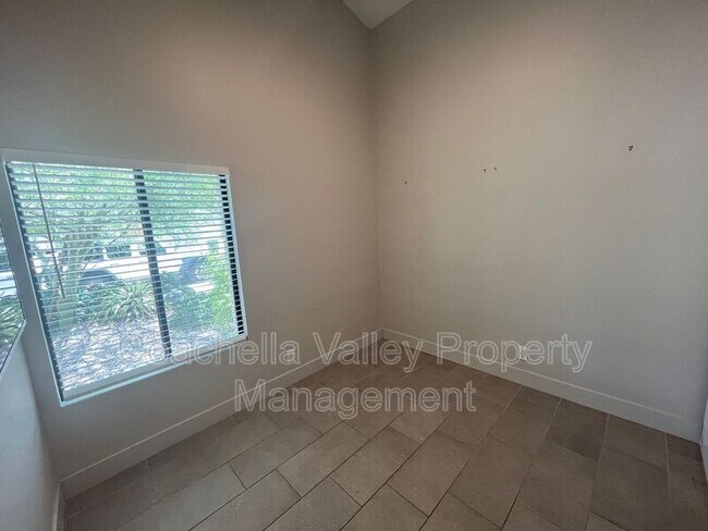 Building Photo - 835 Nueva Vista Dr S