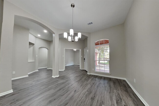 Building Photo - 2606 Spring Chase Dr