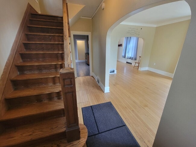 Building Photo - AVAILABLE October 1st! - 3 BED 1 BATH Home!