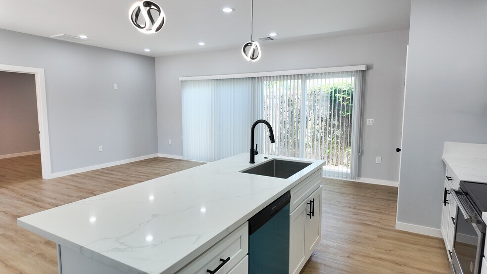 Building Photo - 4440 Stewart Ave