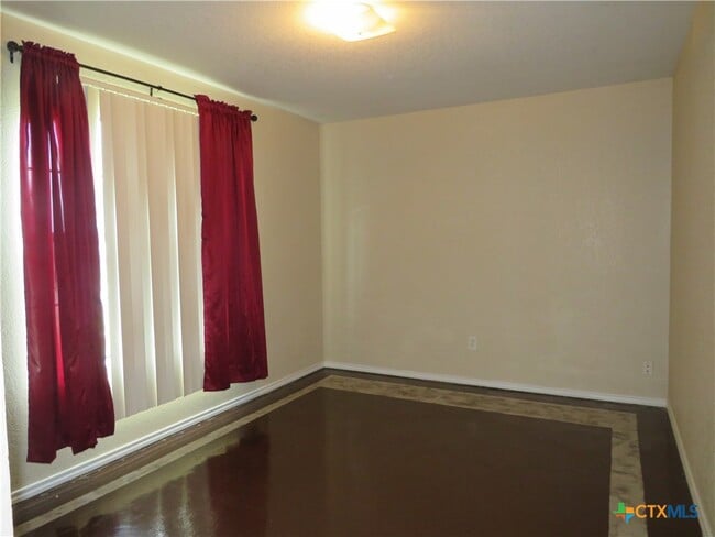 Building Photo - 3500 Viewcrest Dr