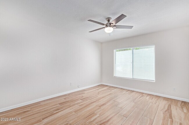 Building Photo - 1337 E Northshore Dr