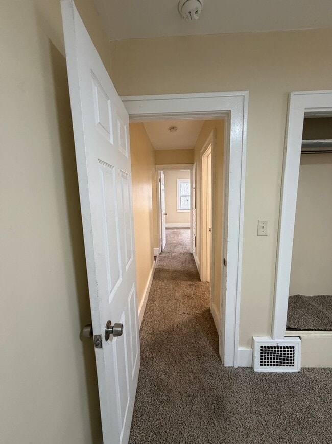 Building Photo - 2 Bed / 1 Bath House for Rent — Lansing, MI