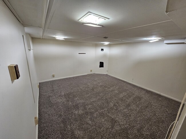 Basement Room - 913 E 21st St