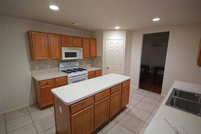 Building Photo - 19055 Village Maple Ct