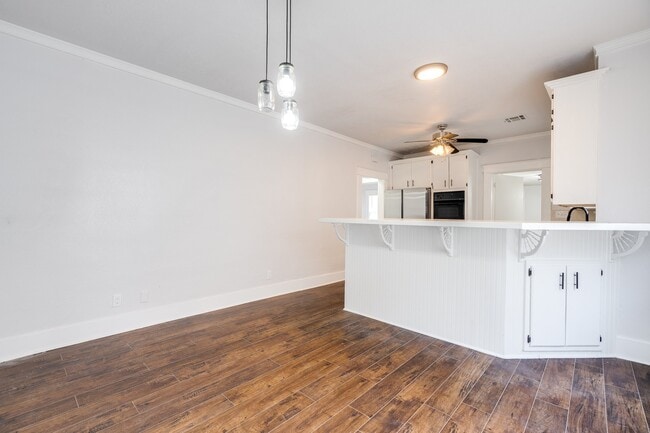 Building Photo - 1528 N Beard Ave