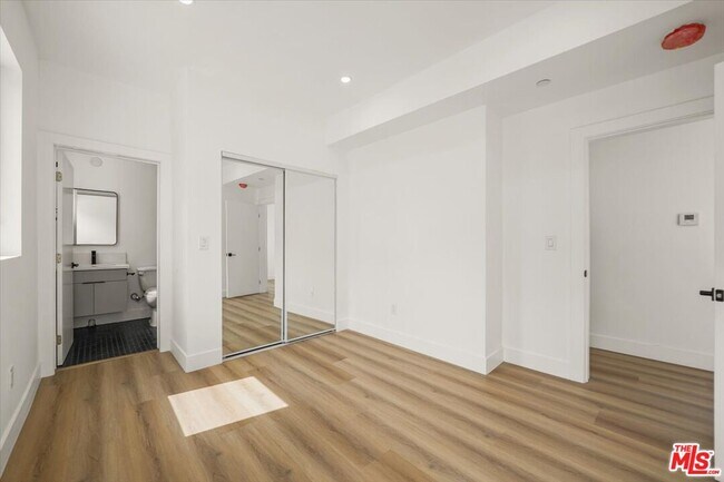 Building Photo - 914 N Hudson Ave