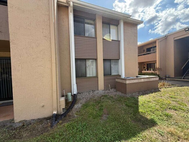 Building Photo - 5333 Vineland Rd