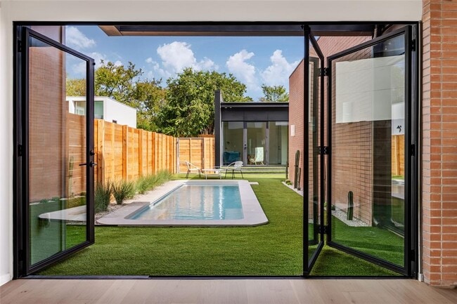 Building Photo - 2112 Lawnmont Ave