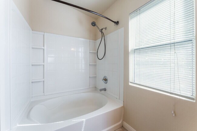 Building Photo - Gated Community Townhome 2 bedroom, 2 bathroom, 1 car garage