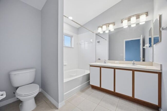 Building Photo - Villages of Bloomingdale