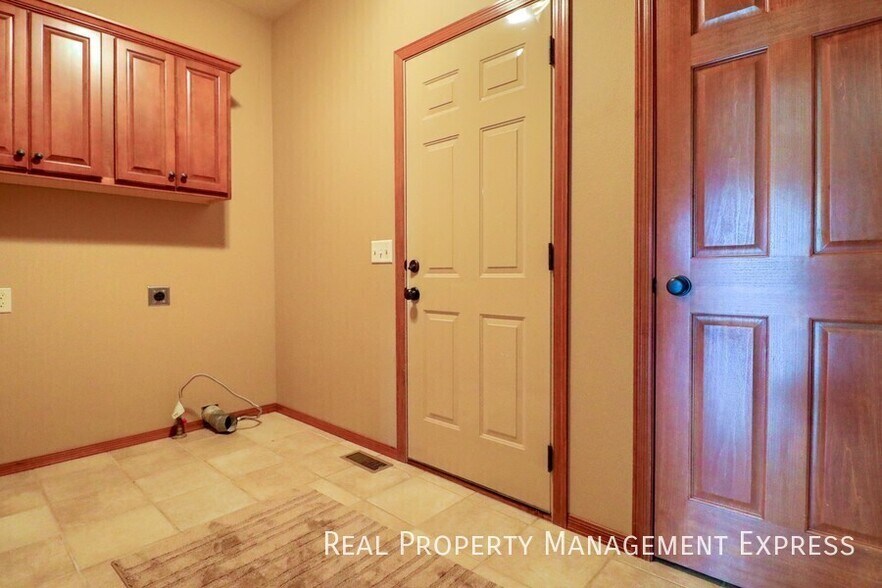 Building Photo - 7905 S Grass Creek Dr