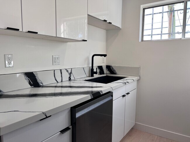 Building Photo - 1770 Vineyard Ave