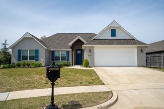 Building Photo - Prime Location! New build, 4 bed/ 2 bath!